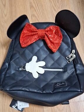 Disney Bioworld Minnie Mouse Black Backpack  Red Sequin Bow White Glove Charm
